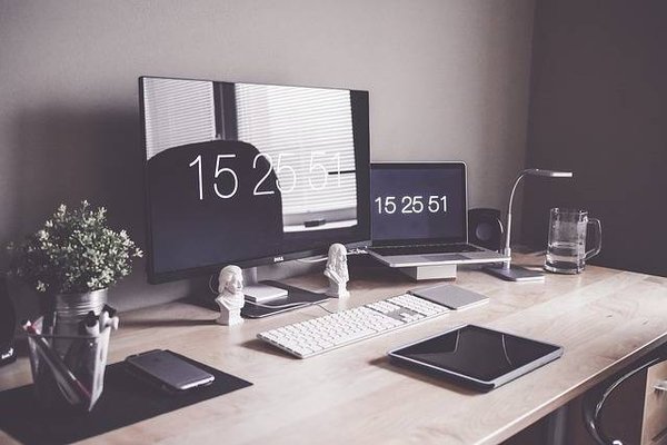 Comparaison des différentes marques de moniteurs informatiques : résolution, taux de rafraîchissement, temps de réponse et autres critères de sélection